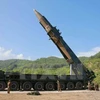 Tên lửa đạn đạo xuyên lục địa của Triều Tiên trước khi được phóng tại một địa điểm bí mật. (Nguồn: EPA/TTXVN)
