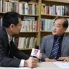 Giáo sư-Tiến sỹ quan hệ quốc tế Lee Woong-Hyeon (phải), Chủ tịch Viện Nghiên cứu Địa chính trị Hàn Quốc, Giảng viên trường Đại học Hàn Quốc trả lời phỏng vấn phòng viên TTXVN. (Nguồn: TTXVN)