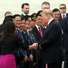 Các quan chức Việt Nam tiễn Tổng thống Mỹ Donald Trump tại sân bay quốc tế Nội Bài. (Nguồn: Trọng Đức/TTXVN)