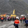 Hai công ty huy động hàng trăm công nhân của mình tập trung đông người tại mỏ than ở Vàng Danh. (Nguồn: Văn Đức/TTXVN)