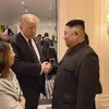 Đài truyền hình Trung ương Triều Tiên phát sóng hình ảnh Tổng thống Mỹ Donald (thứ 2, trái) và Chủ tịch Triều Tiên Kim Jong-un (thứ 2, phải) tại Hội nghị thượng đỉnh Mỹ-Triều lần hai ngày 6/3/2019. (Nguồn: YONHAP/TTXVN) 