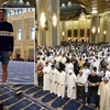 Ngôi sao Suarez của Arsenal ngang nhiên mặc quần đùi vào điện thờ Hồi giáo. (Nguồn: RT)