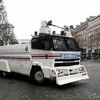 Pháp điều xe bọc thép tới Champs-Elysees để ngăn biểu tình. (Nguồn: AFP/TTXVN)