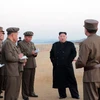 Ảnh tư liệu: Chủ tịch Kim Jong-un và các thành viên quân đội Triều Tiên. (Nguồn: WSJ)