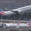 Máy bay Boeing 737 của American Airlines cất cánh từ sân bay quốc gia Ronald Reagan Washington ở Arlington, bang Virginia, Mỹ ngày 11/3. (Nguồn: AFP/TTXVN)