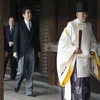 Thủ tướng Nhật Bản Shinzo Abe (giữa) thăm đền Yasukuni hồi năm 2013. (Nguồn: The Japan Times)