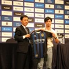 Chủ tịch Câu lạc bộ bóng đá Incheon United trao áo thi đấu cho Công Phượng (phải). (Nguồn: Mạnh Hùng/TTXVN)