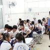Các em học sinh nghi bị ngộ độc đang được sơ cấp cứu tại Bệnh viện Đa khoa tỉnh. (Nguồn: Công Thử/TTXVN)