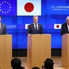 Thủ tướng Nhật Bản Shinzo Abe, Chủ tịch Hội đồng châu Âu Donald Tusk và Chủ tịch Ủy ban châu Âu Jean-Claude Juncker trong cuộc họp báo sau Hội nghị thượng đỉnh Nhật Bản-EU tại Brussels (Bỉ) ngày 25/4/2019. (Ảnh: THX/TTXVN)