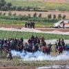 Người biểu tình Palestine xung đột với binh sĩ Israel tại khu vực hàng rào biên giới Israel- Gaza ngày 30/3.(Ảnh: THX/TTXVN)
