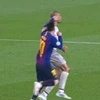 Cận cảnh tình huống Messi vung tay vào mặt Fabinho. (Nguồn: Fox Sports)
