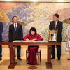Phó Chủ tịch nước Đặng Thị Ngọc Thịnh ghi sổ chúc mừng Nhà vua Nhật Bản Naruhito tại Đại sứ quán Nhật Bản tại Việt Nam. (Ảnh: Văn Điệp – TTXVN)