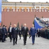 Tổng thống Nga Vladimir Putin (giữa), Thủ tướng Nga Dmitry Medvedev (phải) và cựu Tổng thống Kazakhstan Nursultan Nazarbayev tại lễ diễu binh kỷ niệm Ngày Chiến thắng trên Quảng trường Đỏ ở thủ đô Moskva, Nga, ngày 9/5/2019. (Ảnh: AFP/ TTXVN)