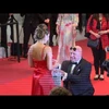 Khoảnh khắc lãng mạn người đàn ông cầu hôn bạn gái tại Cannes. (Nguồn: SuperNewsWorld)