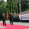 Bộ trưởng Bộ Quốc phòng Ngô Xuân Lịch và Bộ trưởng Bộ Quốc phòng Trung Quốc Ngụy Phượng Hòa tại lễ đón. (Ảnh: Văn Điệp/TTXVN)