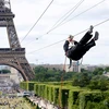 Trò chơi mạo hiểm đu dây từ trên tháp Eiffel xuống mặt đất. (Nguồn: Metro)