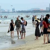 Du khách vui chơi trên các bãi biển Đà Nẵng. (Ảnh: Trần Lê Lâm/TTXVN)