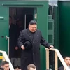 Nhà lãnh đạo Triều Tiên Kim Jong-un rời đoàn tàu khi tới ga Khasan thuộc vùng Primorye của Nga ngày 24/4/2019. (Ảnh: AFP/TTXVN)