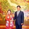 Chủ tịch Nhân đại Trung Quốc Lật Chiến Thư đón Chủ tịch Quốc hội Nguyễn Thị Kim Ngân. (Ảnh: Trọng Đức/TTXVN)