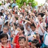 Niềm vui uống sữa trên gương mặt các em học sinh trường tiểu học Quy Kỳ, huyện Định Hoá, tỉnh Thái Nguyên.