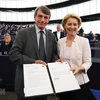 Chủ tịch Nghị viện châu Âu David-Maria Sassoli (trái) chúc mừng tân Chủ tịch Ủy ban châu Âu (EC) Ursula von der Leyen (phải) vừa đắc cử tại trụ sở Nghị viện châu Âu ở Strasbourg, Pháp ngày 16/7/2019. (Ảnh: AFP/TTXVN)