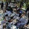 Người dân Indonesia dọn rác thải ở biển. (Nguồn: AFP)