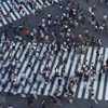 Người dân di chuyển trên đường phố Tokyo, Nhật bản. (Ảnh: AFP/ TTXVN)