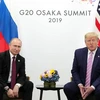 Tổng thống Mỹ Donald Trump người đồng cấp Nga Vladimir Putin tại cuộc gặp ở Osaka, Nhật Bản ngày 28/6. (Ảnh: THX/TTXVN)