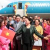 Bà con kiều bào đón Chủ tịch Quốc hội Nguyễn Thị Kim Ngân tại sân bay Udon Thani. (Ảnh: Trọng Đức/TTXVN)