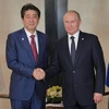 Tổng thống Vladimir Putin (phải) và Thủ tướng Nhật Bản Shinzo Abe (trái). (Nguồn: The Japan Times)