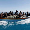 Một trong những chiếc thuyền nhỏ được lực lượng an ninh Maroc cứu giúp. (Nguồn: MbS)