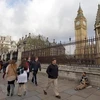 Người dân Anh tại khu vực tòa nhà Quốc hội Anh ở London. (Ảnh: AFP/TTXVN)