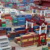 Container hàng hóa được xếp tại cảng ở Thanh Đảo, tỉnh Sơn Đông, Trung Quốc. (Ảnh: EPA/TTXVN)