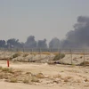Khói bốc lên từ cơ sở lọc dầu của Aramco tại Abqaiq, Saudi Arabia, sau vụ tấn công ngày 14/9. (Ảnh: AFP/ TTXVN)