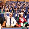Các đại biểu biểu quyết thông qua Dự thảo số lượng danh sách Hiệp thương cử Ủy ban Trung ương MTTQ Việt Nam khóa IX. (Ảnh: TTXVN)