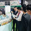 Đoàn đại biểu tìm hiểu về hơn 20 loại sản phẩm Vinamilk giới thiệu như Sữa chua, nước dừa, trà sữa… và đặc biệt là Hi! Café mới ra mắt tại Trung Quốc. (Nguồn: Vinamilk)