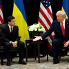 Tổng thống Mỹ Donald Trump (phải) và người đồng cấp Ukraine Volodymyr Zelenskiy. (Nguồn: NYT)