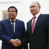 Tổng thống Philippines Rodrigo Duterte (trái) và người đồng cấp Nga Vladimir Putin. (Nguồn: Yahoo News)