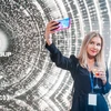 Thiếu nữ Nga thích thú selfie bằng điện thoại Vsmart.