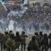 Cảnh sát được triển khai để ngăn chặn người biểu tình quá khích tại Quito, Ecuador(Ảnh: AFP/ TTXVN)