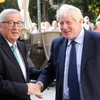 Chủ tịch Ủy ban châu Âu Jean-Claude Juncker (trái) và Thủ tướng Anh Boris Johnson (phải) tại cuộc gặp ở Luxembourg ngày 16/9. (Ảnh: AFP/TTXVN)