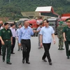 Thứ trưởng Bộ NN và PTNT Phùng Đức Tiến (giữa) đến kiểm tra tình hình xuất nhập khẩu hàng hóa tại cửa khẩu Hữu Nghị, Lạng Sơn. (Ảnh: Quang Duy/TTXVN)