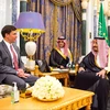 Quốc vương Saudi Arabia Salman (phải) và Bộ trưởng Quốc phòng Mỹ Mark Esper (trái) trong cuộc gặp tại Riyadh ngày 22/10/2019. (Ảnh: AFP/ TTXVN)