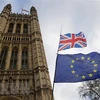 Quốc kỳ Anh (phía trên) và cờ Liên minh châu Âu (phía dưới) bên ngoài tòa nhà Quốc hội Anh ở London. (Nguồn: THX/TTXVN)