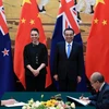 Lãnh đạo New Zealand và Trung Quốc chứng kiến việc ký kết các văn bản. (Nguồn: Stuff nz)