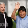 Cựu Tổng thống Bolivia Evo Morales (phải) tới sân bay thủ đô Mexico City, Mexico ngày 12/11/2019. (Nguồn: THX/TTXVN)