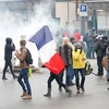 Người biểu tình bị cảnh sát Pháp bắn hơi cay giải tán. (Nguồn: Newsbook)