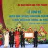 Đồng chí Nguyễn Văn Bình Trưởng ban Kinh tế Trung ương trao Bằng công nhân huyện Vĩnh Lộc đạt chuẩn huyện nông thôn mới năm 2019. (Ảnh: Duy Hưng/TTXVN)