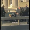 Video cảnh sát Anh bắt giữ một nghi phạm trên cầu London