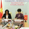 Phó Tổng giám đốc TTXVN Vũ Việt Trang và Phó Tổng Giám đốc PRD Pichaya Muangnao ký thông qua Báo cáo về hợp tác giữa hai bên. (Ảnh: Ngọc Quang-Hữu Kiên/TTXVN)